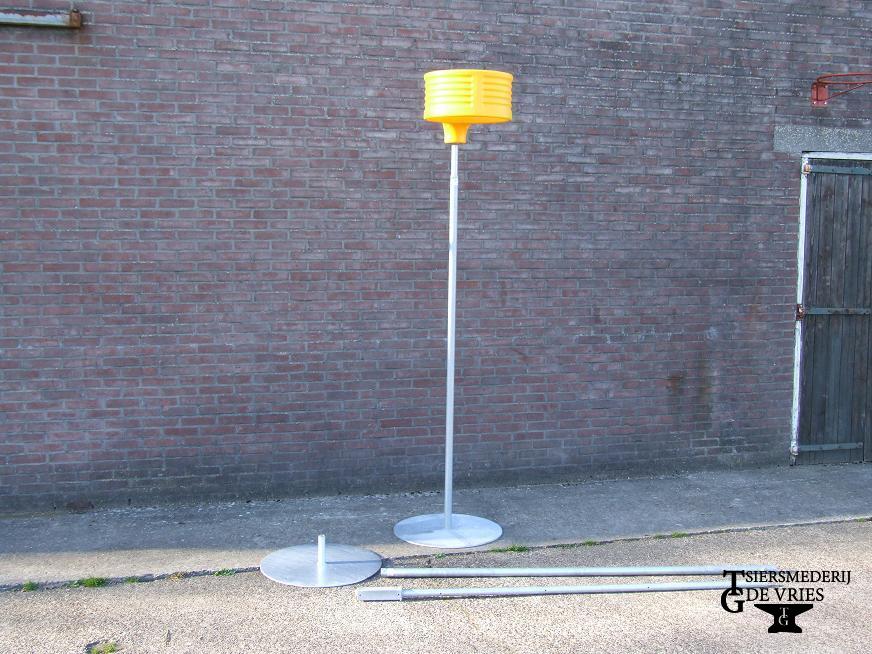 Verzinkte ijzeren paal met korf voor op straat