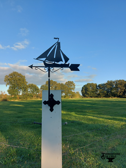 Windwijzer Boot op statief