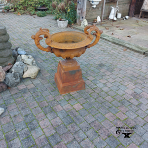 Gietijzeren vaas met dubbele oren.