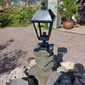 Kleine herenhuislamp op console verzinkt en 2laags gecoat (zwart)